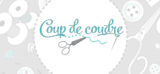 Logo CoupDeCoudre Logo de la boutique Coup de Coudre dans un cercle sur fond d'éléments de mercerie (ciseaux, boutons, bobines)