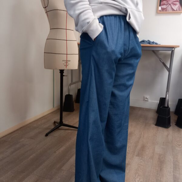 modèle porté du pantalon à coudre dans le stage spécial ado