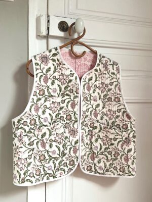Gilet sans manches cousu main en cours de couture