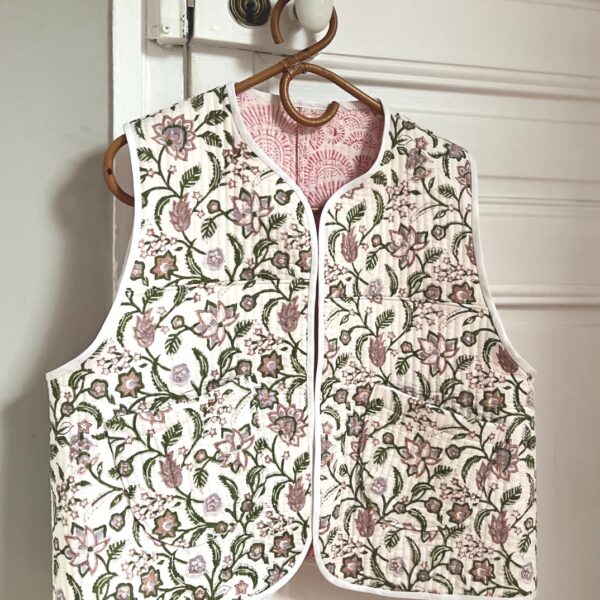 Gilet sans manches cousu main en cours de couture