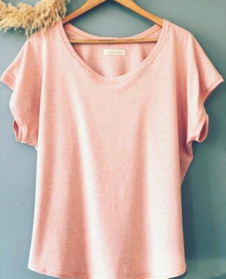 T-shirt cousu main en cours de couture